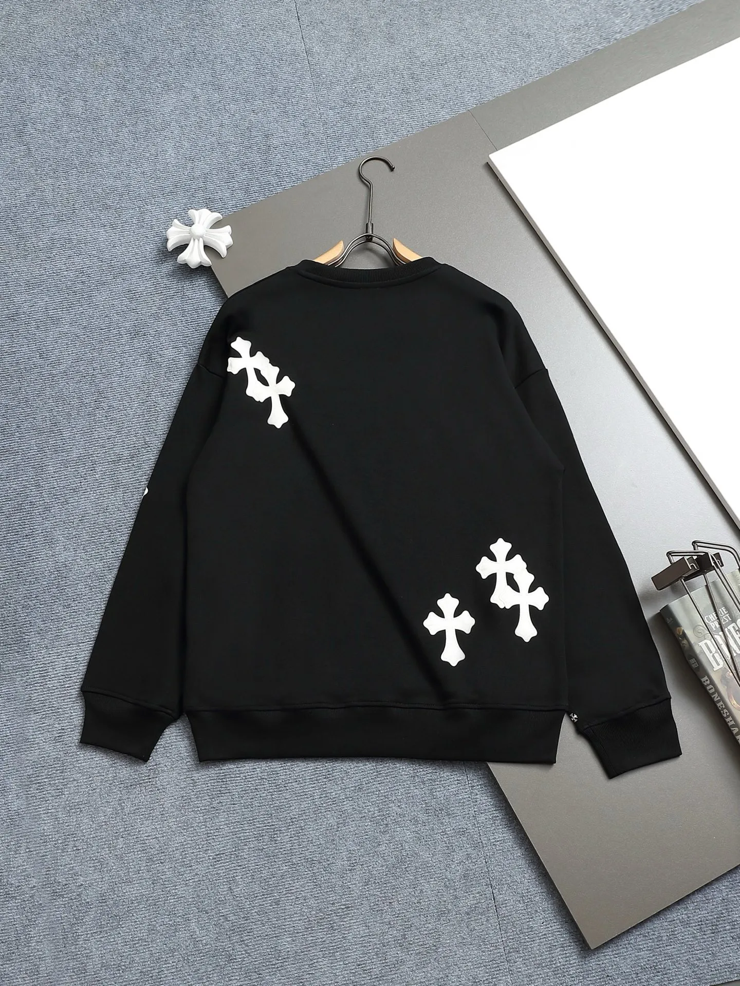 P230 Chrome hearts ch Chrome hearts cross leather embroidered round neck sweatshirt, large version, loose and stylish, low version, slim version, upper body and crotch pull, 100% commitment: top quality, not fast food, the highest version on the market, top quality, 420 grams, 26 custom-dyed double yarn cotton, same style for men and women, complete with three standards. Color: Black White Size: XS-L